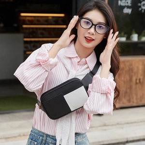 Sac de poitrine chic bicolore noir et blanc en cuir avec bandoulière réglable pour femme