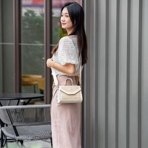 Chic cream straw crossbody bag with sequins and faux leather for summer street style