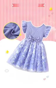 Détail du corsage en tricot violet à manches volantées et nœud sur robe papillon fille