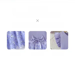 Détail de la robe violette montrant le tissu côtelé, l'imprimé papillon et le nœud
