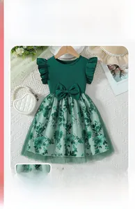 Détail de la robe pour fille avec nœud papillon et jupe en tulle à fleurs