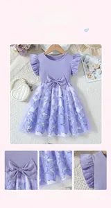 Détail d'une robe fille violette avec jupe en tulle papillon et corsage en coton côtelé