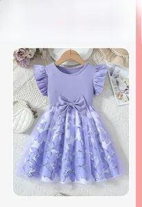 Détail d'une robe violette pour fille avec tulle à motif papillon et gros nœud