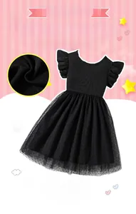Détail de la robe d'été noire pour fille montrant le coton côtelé et le tulle à pois
