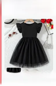 Détail d'une robe d'été noire pour fille avec jupe en tulle et manches à volants