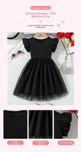 Détail de robe noire pour filles avec tulle à pois et manches volantées élégantes
