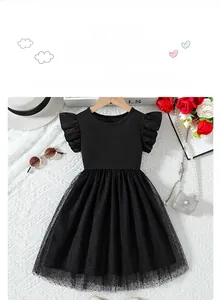 Détail de la robe noire pour fille avec manches volantées et jupe en tulle à pois