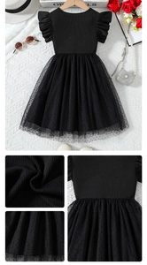 Détail de robe noire pour filles avec manches volantées et jupe en tulle à pois