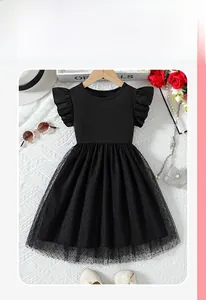 Détail d'une robe noire pour fille avec manches à volants et jupon en tulle à pois