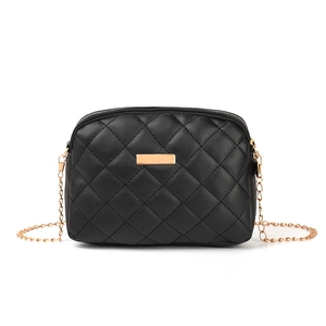 Stijlvolle zwarte gewatteerde crossbodytas met gouden ketting en metalen accenten