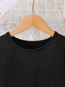 Vestido de bebé niña con tul de cuadros y lazo, parte superior negra en percha de madera