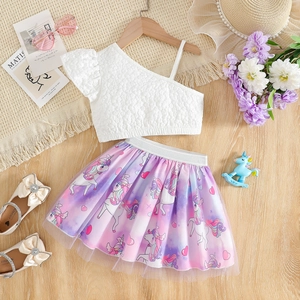Détails à plat d'une jupe en tulle licorne arc-en-ciel et d'un haut texturé pour fille