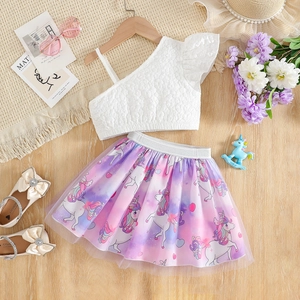 Détail d'une jupe en tulle licorne pour fille avec haut blanc à épaules dénudées