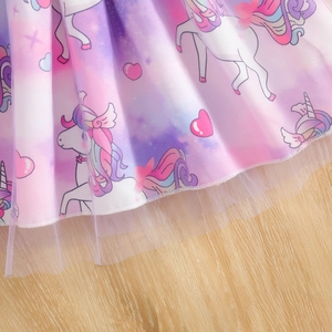 Détail de la jupe en tulle dégradé rose et violet avec motifs licorne et cœurs