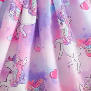 Vue détaillée de la jupe en tulle arc-en-ciel pour filles avec motifs de licornes