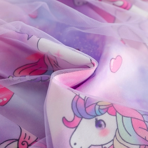 Détail du tissu en tulle violet avec licorne arc-en-ciel et motifs de cœur pour jupe fille