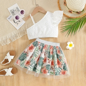 Completo estivo da bambina con gonna floreale e top bianco monospalla in vista piana