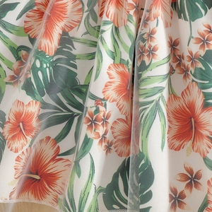 Dettaglio di gonna estiva da bambina in tulle con stampe vivaci di fiori d'ibisco