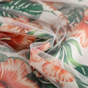 Dettaglio macro del tessuto a rete con stampa floreale tropicale di fiori di ibisco