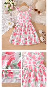 Détails de la robe à fleurs avec bretelles volantées et coutures sur tissu blanc