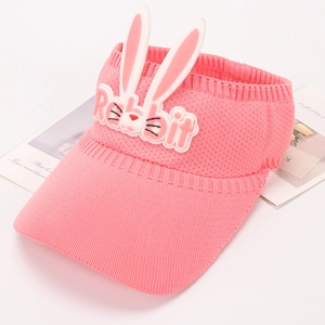 Dettaglio della visiera in maglia rosa con orecchie di coniglio 3D e scritta Rabbit