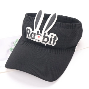 Dettaglio della visiera in maglia nera con lettere Rabbit 3D e orecchie carine
