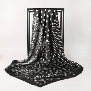 Carré de soie satiné pour femme avec imprimé rétro paisley et pois en noir et blanc