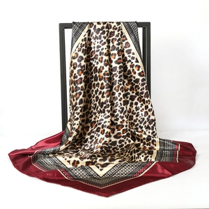 Foulard en soie avec imprimé léopard, bordure bordeaux et motifs géométriques
