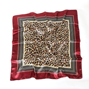 Carré de soie à imprimé léopard avec bordure géométrique et bords bordeaux, format 90cm