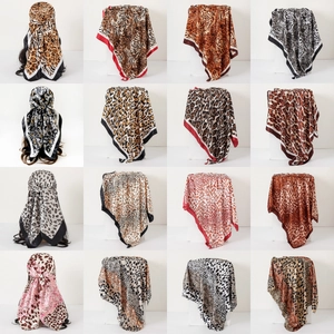 Collage de foulards en satin de 90 cm avec imprimés léopard, zèbre et tigre