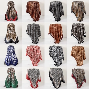 Grille détaillée de 16 foulards en satin avec motifs léopard et imprimés zèbre