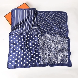 Foulard en soie bleu marine avec motifs paisley et pois sur un fond blanc pur