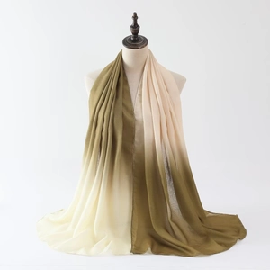 Détail du dégradé vert olive à beige sur le tissu léger de l'écharpe en coton