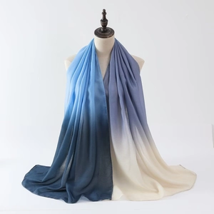 Détail de l'écharpe légère dégradée en coton et lin aux tons bleu et beige naturel