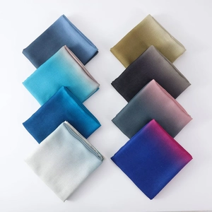 Détail montrant huit variantes de dégradés de couleurs pour écharpes légères effet coton