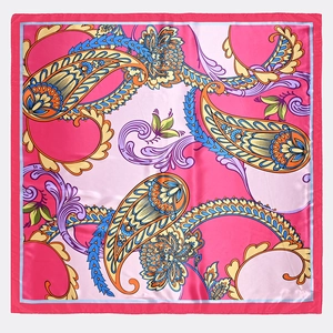 Detail van roze zijden sjaal met gedetailleerde paisley en bloemmotieven design