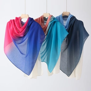 Détail de foulards légers en coton et lin avec dégradé de bleu et de rose