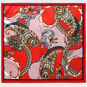 Detail van de rode zijden sjaal met paisley-patroon en glanzende satijnen afwerking