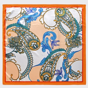 Detail van paisley zijden sjaal met fel oranje rand en ingewikkelde patronen erop