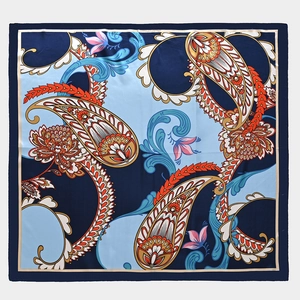 Detail van een vierkante satijnen zijden sjaal met klassieke paisley- en bloemmotieven