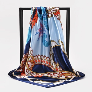 Detail van 90cm zijden sjaal met paisley-motief, satijnen textuur en marineblauwe bloemenprint