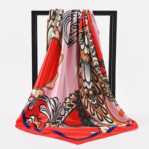 Satijnen sjaal met paisley-print in rood en roze hangend aan een zwart frame