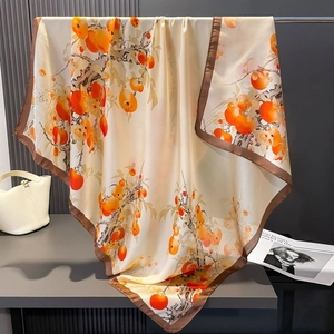 Elegante sciarpa in seta con motivo floreale arancione e bordo marrone su bianco