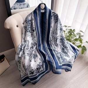 Makroansicht des eleganten blau-weißen Toile-de-Jouy-Musters auf dem Seidenschal
