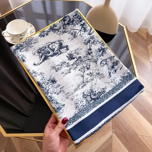 Detail eines Seidenschals mit Toile-de-Jouy-Tigerprint und gelbem Saumdesign