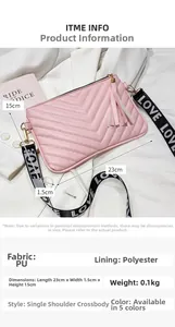 Détail du sac à main rose avec pampille et bandoulière tissée LOVE en gros plan