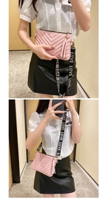 Sac bandoulière rose matelassé avec pompon et sangle imprimée de lettres LOVE