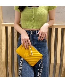 Sac bandoulière jaune matelassé avec pompon et sangle tissée avec lettrage LOVE