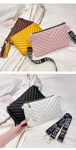 Détails des sacs bandoulière matelassés en V avec glands et larges sangles imprimées LOVE