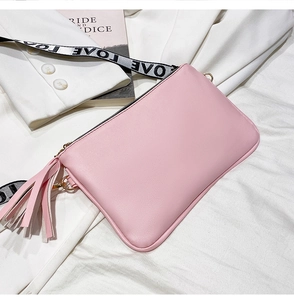Sac bandoulière rose à surpiqûres en V avec pompon et sangle imprimée lettres LOVE